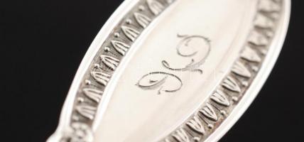 Ezüst (Ag.) kagylós kanál, monogrammal, jelzett, h: 12 cm, nettó 26,2 g