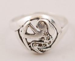 Nyilast ábrázoló ezüst (Ag.) gyűrű, hiányos kő berakásokkal, jelzett, br. 3 g, méret: 54