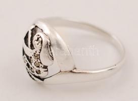Nyilast ábrázoló ezüst (Ag.) gyűrű, hiányos kő berakásokkal, jelzett, br. 3 g, méret: 54