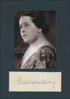 Basilides Mária (1886-1946) magyar opera-énekesnő (alt) sajátkezű aláírása az őt ábrázoló fotó alatt