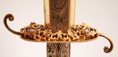 cca 1980 Aranyozott ezüst (Ag.) miniszteri dísztőr kovácsolt acél kétélű pengével, tenyésztett gyöng...