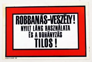 cca 1980 "Robbanásveszély! Nyílt láng használata és a dohányzás tilos!" feliratú műanyag tábla, 19x29 cm