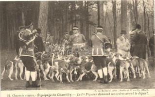 Chasse á courre - Équipage de Chantilly - Le 1er Piqueur donnant ses ordres avant le départ / hunting dog, Chantilly crew, the 1st Stinger giving orders before departure