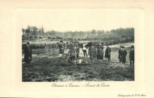 Chasses á Courre - Avant la Curée / hunters, before the scramble, dead animal