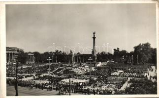 1939 Budapest XIV. Hősök tere, XXVIII. Országos Katolikus Nagygyűlés, az Oltár Bardon Alfréd építészmérnök alkotása (fl)