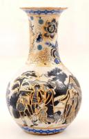 Kínai porcelán váza, matricás, jelzett, kopásnyomokkal, m: 15,5 cm + 3 db keleti motívumos porcelán ...