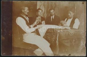 cca 1910-1920 Kártyázó társaság, fotólap, 9x14 cm