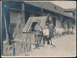 1926 Nagyverőcei falusi ház udvarán, hátoldalon feliratozva, 9x12 cm
