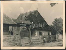 Parasztház székelykapuval, 2 db fotónagyítás, felülete hullámos, 18x23 cm
