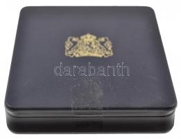 Hollandia 1980. 1G + 2 1/2G "Beatrix" eredeti tokban tájékoztatóval, hiányos sor T:2 (PP)
...