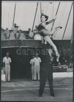 Cirkuszi életképek, 2 db fotó, 18x13 cm