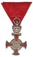 1869-1916. "Koronás Ezüst Érdemkereszt vörös szalagon" karikán jelzett Ag kitüntetés mells...
