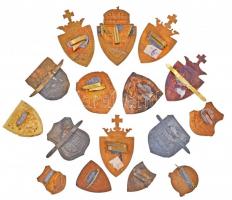 16db-os főleg iskola jelvény tétel, benne sok zománcozott, közte "Berzsenyi Dániel Reál Gimnázi...