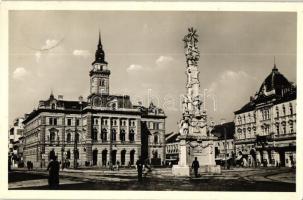 Újvidék, Novi Sad; városháza, Szentháromság szobor, Mayer Nagyszálló, Merkur üzlet, csendőr / town hall, statue, hotel, shop, gendarme