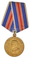 Szovjetunió 1945. "Bátor Munkáért az 1941-1945-ös Nagy Honvédő Háborúban" kitüntetés nem saját szalagon (32mm) T:1- Soviet Union 1945. "Medal For Valiant Labour in the Great Patriotic War 1941-1945" decoration with not its own ribbon (32mm) C:AU