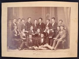 1874 Nagyméretű tablókép ifjú urakkal. 35x25 cm