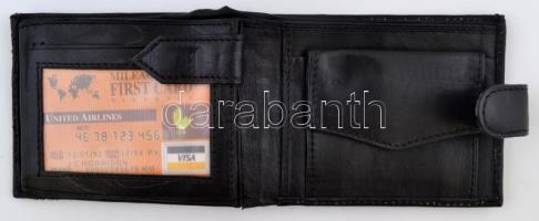 Fekete bőr pénztárca, sok rekesszel, az egyik rekesz javításra szorul, egyébként jó állapotban