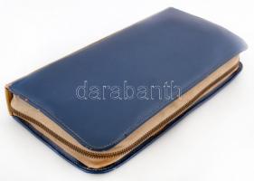 Borotválkozó neszeszer, különféle tartozékokkal