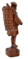 Pipázó férfi, szobor, fa, jelzés nélkül, apró kopásnyomokkal, m: 26 cm