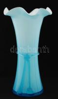 Dekoratív, kék színű fodros színezett üvegváza, jelzés nélkül, apró kopásnyomokkal, m: 25 cm