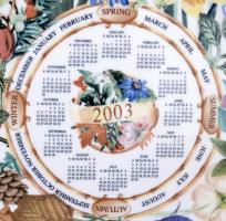 Dekoratív, virágmintás Wedgwood porcelán tányér naptárral (2003), a Daily Mail számára, matricás, je...