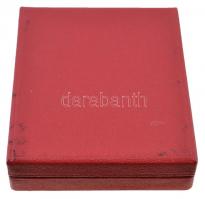 ~1960-1970. "A Tanács Kiváló Dolgozója" aranyozott, zománcozott fém kitüntetés eredeti tok...