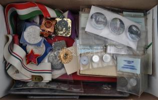 Nagy doboznyi vegyes jelvény, érem és fémpénz tétel T:vegyes Mixed badges, medallions and coins in a big box C:mixed