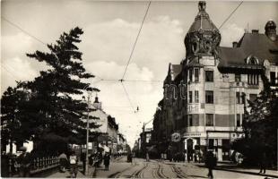 Szeged, Dugonics tér a Kárász utcával, Dreher söröző, Kelemen Márton műszerész üzlete, Próféta étterem, Tóth Órás üzlete, Fischer üzlete