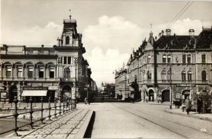 Szeged, Rudolf tér, Híd utca, Cipő csizma és papucs ipari szövetkezet, Lukács Miksa fűszer termény, Bakay E. boltja, kárpitos, Fleissig Dezső boltja, Berger Testvérek Rt.