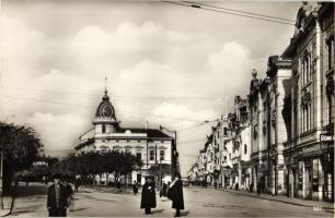 Szeged, Tisza Lajos körút, Feketesas utca; Römer Miklós üzlete, Radó Ilona üzlete, Frank Aladár borkereskedése, Műköszörűs, Novák Imre cipőboltja, Szegedi kenyérüzem, csendőr