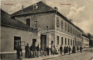 Komárom, Komárno; Katona kórház, az épület előtt katonák / military hospital, soldiers standing front of the building (Rb)