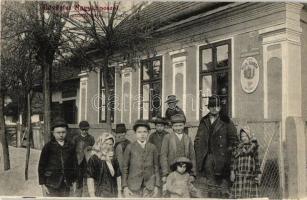 Nagykapos, Velke Kapusany; Posta, csoportkép / post office, group picture (vágott / cut)