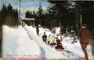 Tátralomnic, Tatranská Lomnica; sportoló csapat felvontatása a pályán, tél / towing uphill an sporting group, winter