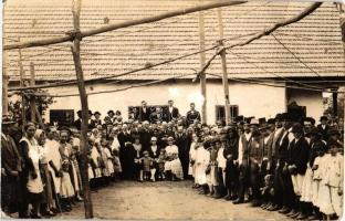 1930 Szamosdara, Dara; az iskola felszentelése szeptember 21-én, a kép közepén a lelkészek és tanítónő / school dedication on 21th September 1930, in the middle ministers and a teacher, photo (fa)