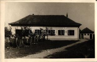 1950 Máriaújfalu, iskola / képeslapgyártáshoz kiválasztott kép, a hátoldalon a Népművelési Minisztérium engedélyező pecsétjével, photo (EK)