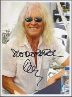 Kóbor János(1943-) Kossuth-díjas és Liszt Ferenc-díjas magyar énekes, az Omega együttes tagjának aláírása az őt ábrázoló képen