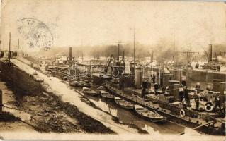 Lehorgonyzott folyami hadihajók, feltehetően a Dunán / Anchored river warships, probably on the Danube, photo (EK)