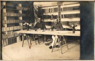 Varga Antal vezető tábori lelkész által a 6. hadsereg számára felállított központi könyvtár belseje / interior of the 6th armys central library, founded by Antal Varga senior chaplain, photo (EB)