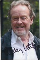 Sir Ridley Scott(1937-) angol filmrendező, producer aláírása az őt ábrázoló fotón