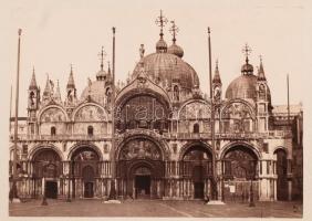 cca 1880 Velence 18 nagyméretű fotót tartalmazó füzet, a fotók hátoldalán feliratozva. Kötés egy hel...