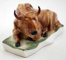 Zsolnay fekvő bölény, kézzel festett, jelzett, restaurált, h: 20,5 cm, m: 11 cm