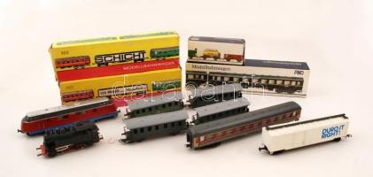 10 db különféle márkájú személyszállító vasútkocsi (H0), 2db mozdony (hibásak), 4 db eredeti dobozában
