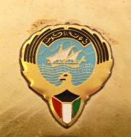 Jaber Al-Ahmad Al-Sabah(1926-2006) kuvaiti uralkodó címerével díszített fém dobozka, benne üdvözlőká...