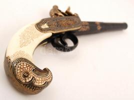 Dekorációs fegyver: pisztolymásolat, szép állapotban, h: 28 cm