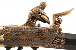 Dekorációs fegyver: pisztolymásolat, szép állapotban, h: 28 cm