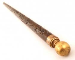 Kettő az egyben sétabot, tetején réz gömbbel, faragott díszítéssel, jó állapotban, h: 84 cm