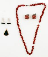 Bizsu tétel: benne 1 nyaklánc, 1 pár mandzsettagomb, 1 pár fülbevaló, 1 medál, összesen: 6 db