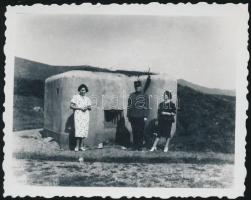 cca 1940-1950 Katonai bunkernél, jelzetlen fotó, 6x8 cm