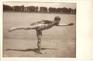 Úszó a szárazföldön, a gyorsúszás bemutatása / Swimmer on the shore, freestyle swimming presentation, photo