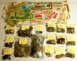 Nagy hagyatéktétel: 573 db bankjegy az egész világból T:I,II,III,IV + 2,5 kg vegyes fémpénz az egész világból, benne: magyar 1908-1950-ig, Izrael, Törökország, Honkong, Anglia, Portugália, Spanyolo., Ausztrália, Görögország (fém+1db ezüst),  Chile, Dél-Afrika, Belgium, USA, Franciaország, Ausztria, Németország. Alkalmi és díszkiadások